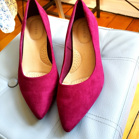Wine Kitten Toed Pumps - Picture 2 of 7